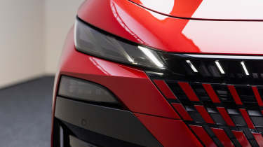 Peugeot 308 facelift (red) - headlight
