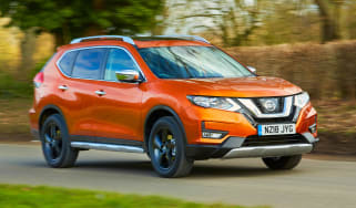Nissan X-Trail Platinum Edition - front