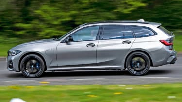 Peugeot 508 SW Sport Engineered vs BMW 330e xDrive Touring - side tracking