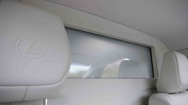 Lexus LM - divider window, opaque