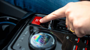 BMW 530e Touring LT test - M5 start button
