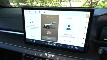 Lexus ES UK - screen