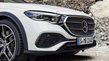 Mercedes E-Class All-Terrain - front grille and headlight