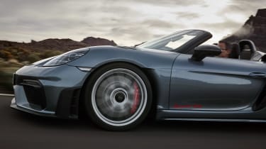 Porsche 718 Spyder RS - side tracking