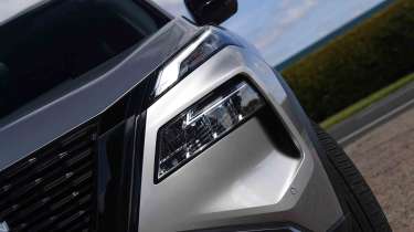 Nissan X-Trail - head light