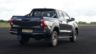 Toyota Hilux - rear tracking