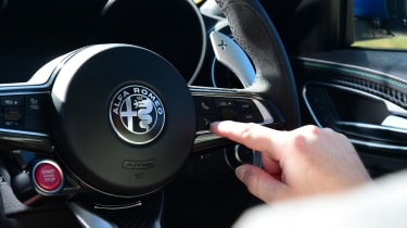 Alfa Romeo Giulia Quadrifoglio - steering wheel buttons