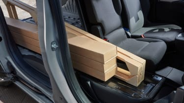 Fiat E-Doblo - planks stored in chute