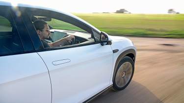 BYD Sealion 7 - cornering through window