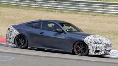 2024 BMW 4 Series Coupe - side tracking 