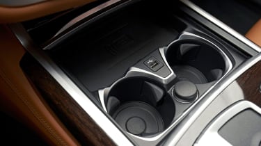 BMW 750i - cup holders