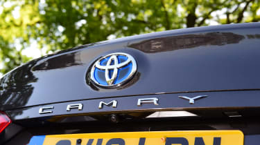 Toyota Camry - badge