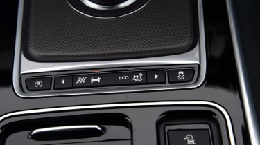 Jaguar XF 2016 - centre console 2