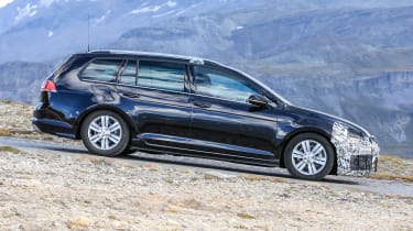 Volkswagen Golf R Estate facelift spied - 18