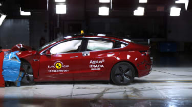 Испытание Tesla Model 3 на лобовой удар Euro NCAP