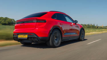 Porsche Macan GTS - rear tracking