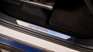 BMW iX5 Hydrogen - sill