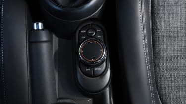 MINI Cooper 5-Door - controls
