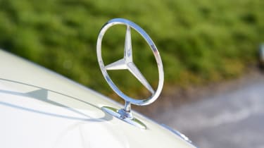 Mercedes S 560 e - Mercedes badge