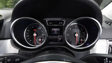 Mercedes GLE - dials