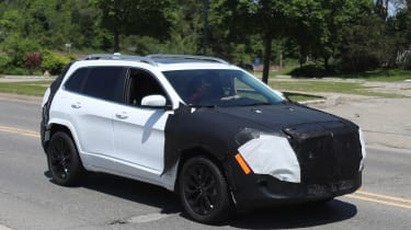 Jeep Cherokee 2018 facelift spy shots 6