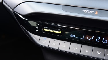 Hyundai i20 - centre console switchgear