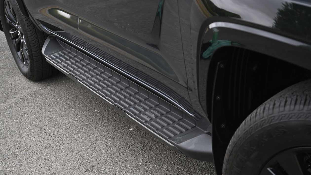 Mitsubishi L200 double cab side profile with muscular wheel arches and large alloy wheels
