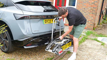 Auto Express head of digital content Steve Walker fitting a bike to the Nissan Ariya&#039;s bike rack