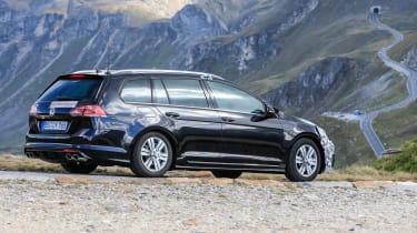 Volkswagen Golf R Estate facelift spied - 15