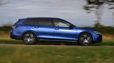 Volkswagen Passat - side panning
