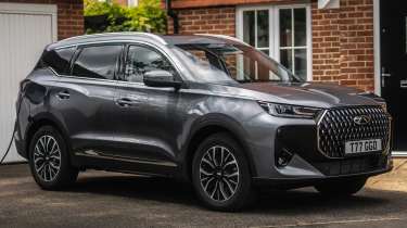 Chery Tiggo 7 - front angled charging