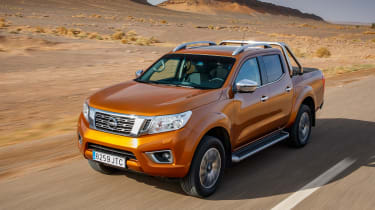 Nissan NP300 Navara pick-up dune - front tracking