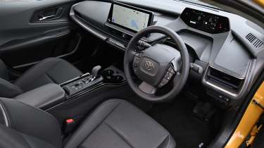 Volkswagen Golf GTE vs Toyota Prius - Prius interior overview