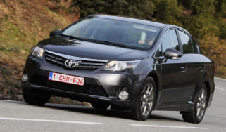 Toyota Avensis 2.0 D-4D front cornering