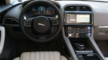 Jaguar F-Pace 3.0d 2016 - interior