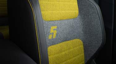 Long-term test Renault 5 E-Tech - &#039;5&#039; logo on seats