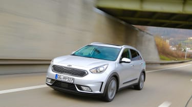 Kia Niro 2016 review - front tracking 3