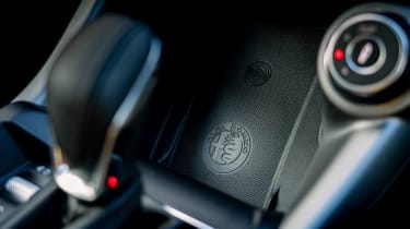 Alfa Romeo Tonale Veloce - wireless charging pad