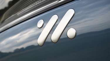 MG IM6 - rear badge