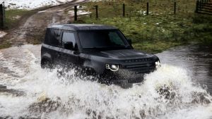 Land Rover Defender 90 V8 - water