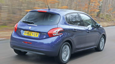 Peugeot 208 rear tracking