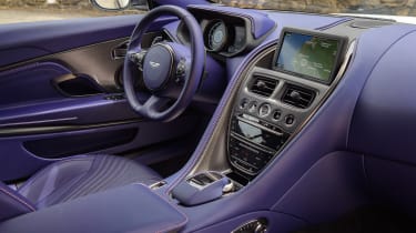 Aston Martin DB11 V8 - dash