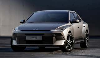 Hyundai Avante saloon - front 3/4