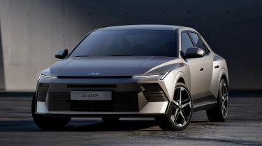 Hyundai Avante saloon - front 3/4