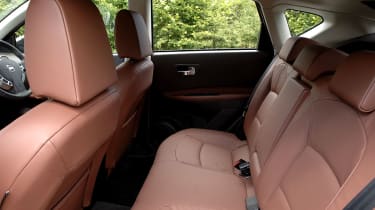 Nissan Qashqai dCi 4WD Tekna rear seating