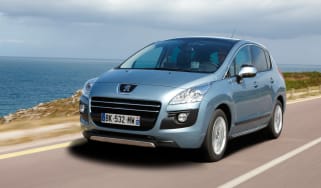 Peugeot 3008 HYbrid4 front tracking