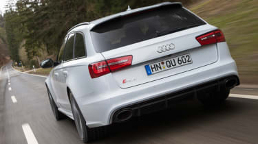 Audi RS6 Avant rear tracking