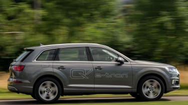 Audi Q7 e-tron 2016 - side tracking