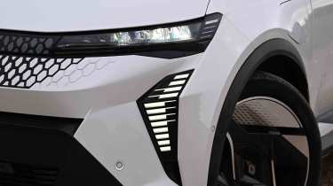 Renault Scenic - head light detail