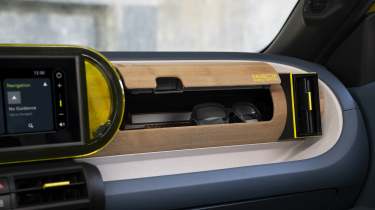 Fiat Grande Panda La Prima - glovebox and dashboard 